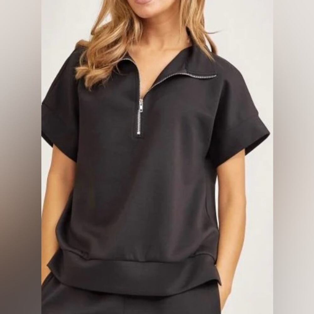 Dear Scarlett Black Short Sleeve Zip-Up Top
Size 3X